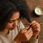 Cheveux drus : définition, causes et routine de soins pour les assouplir naturellement